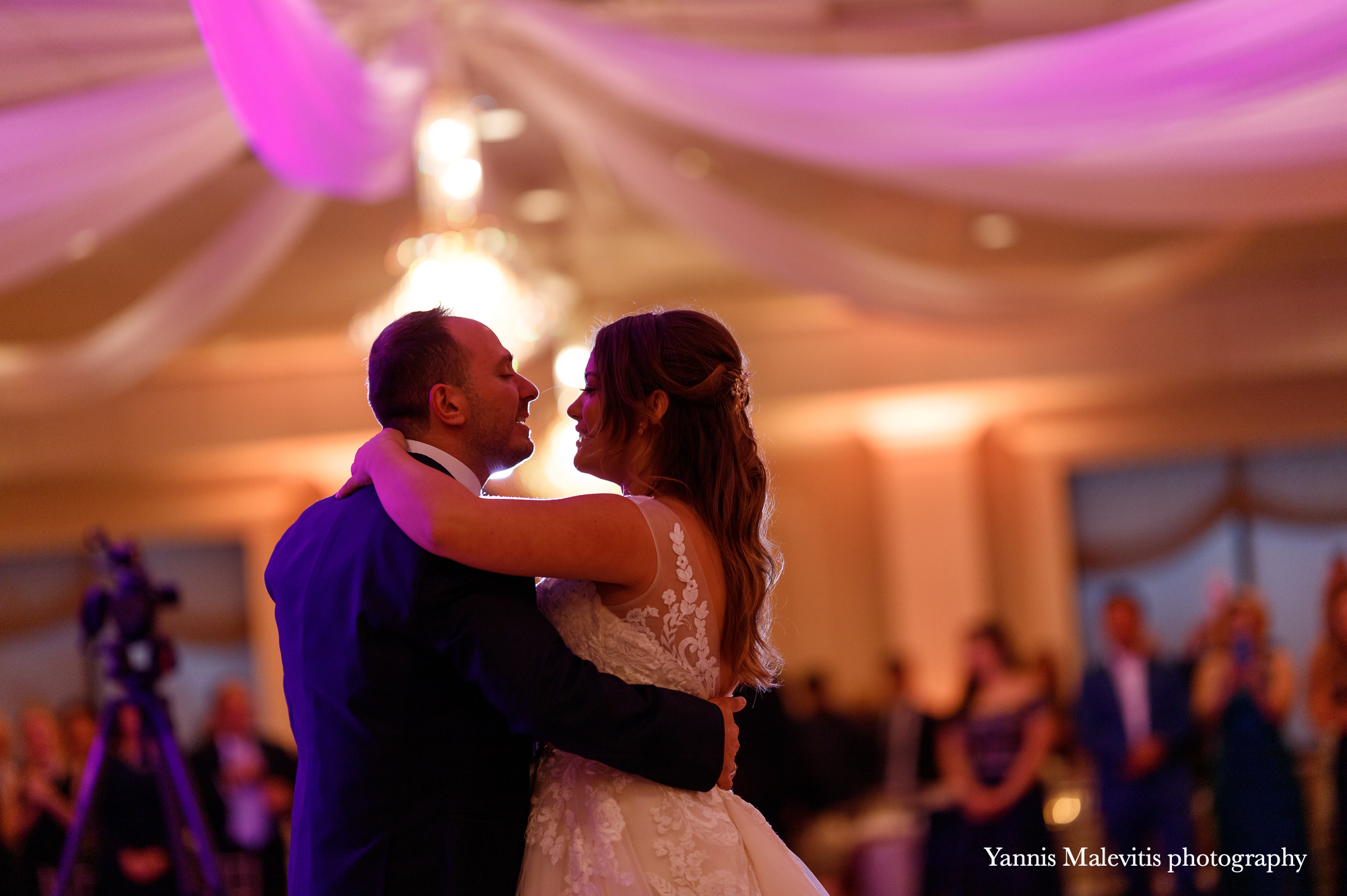 How I photograph the dances on a wedding day