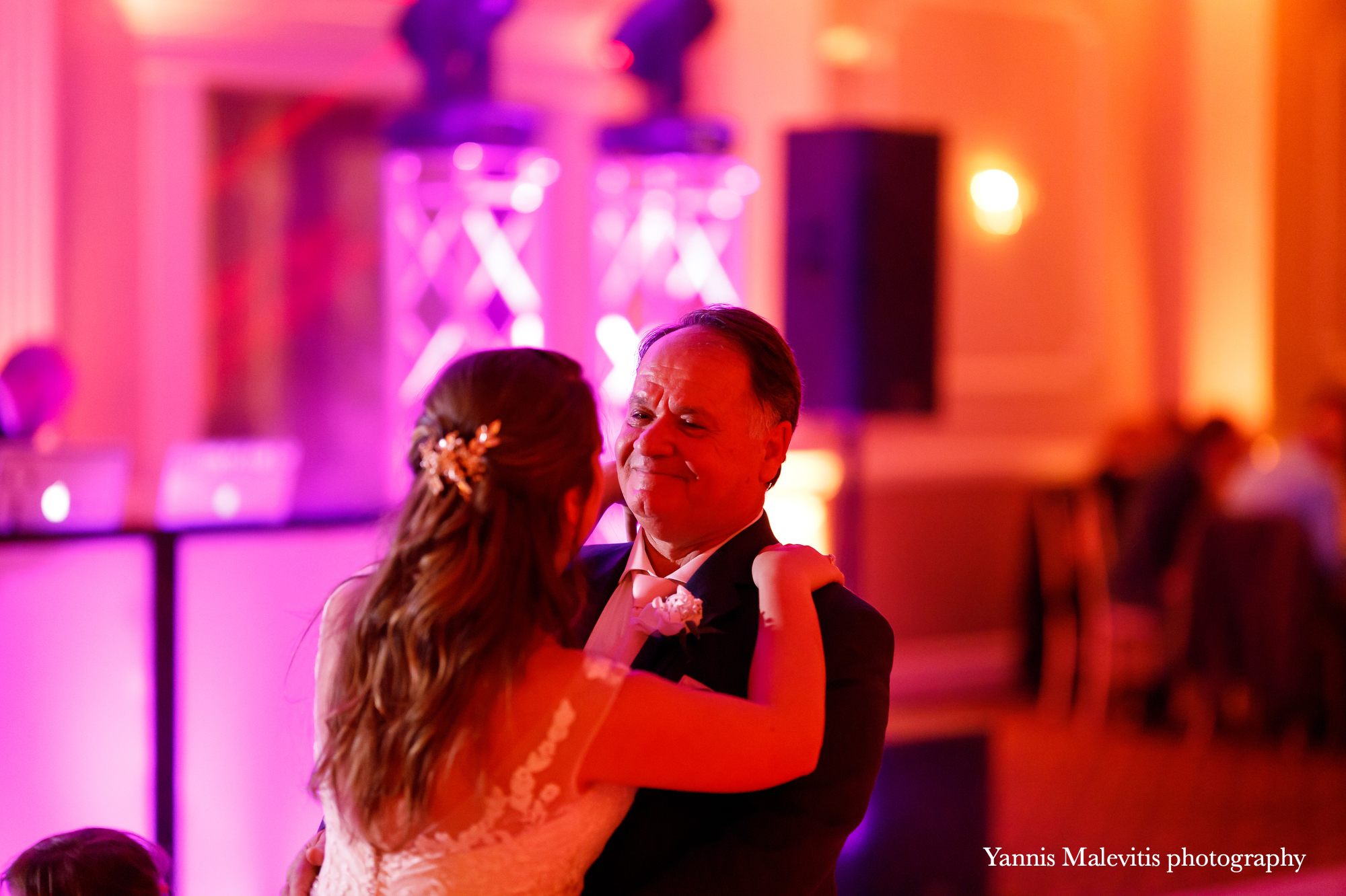 How I photograph the dances on a wedding day