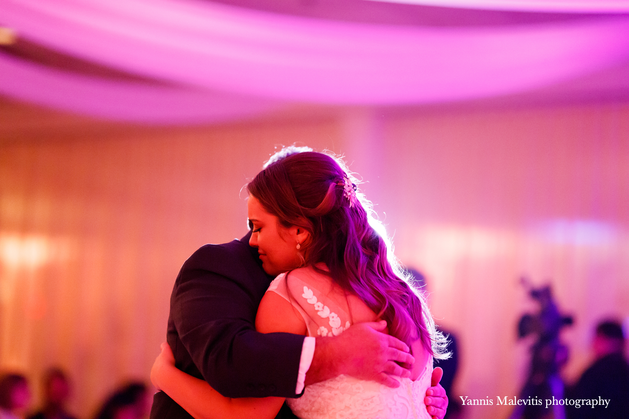 How I photograph the dances on a wedding day