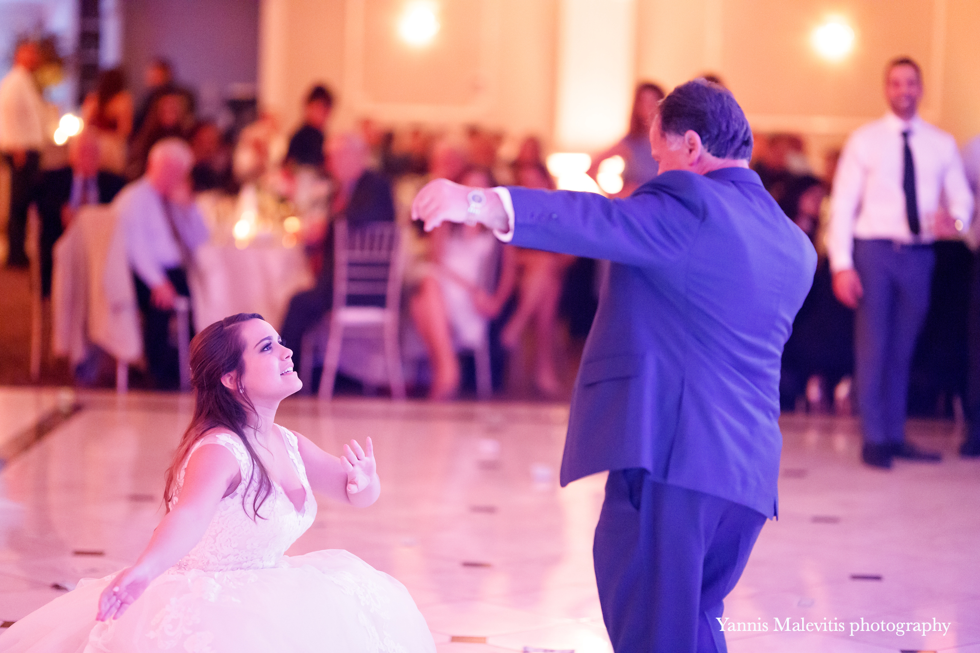 How I photograph the dances on a wedding day